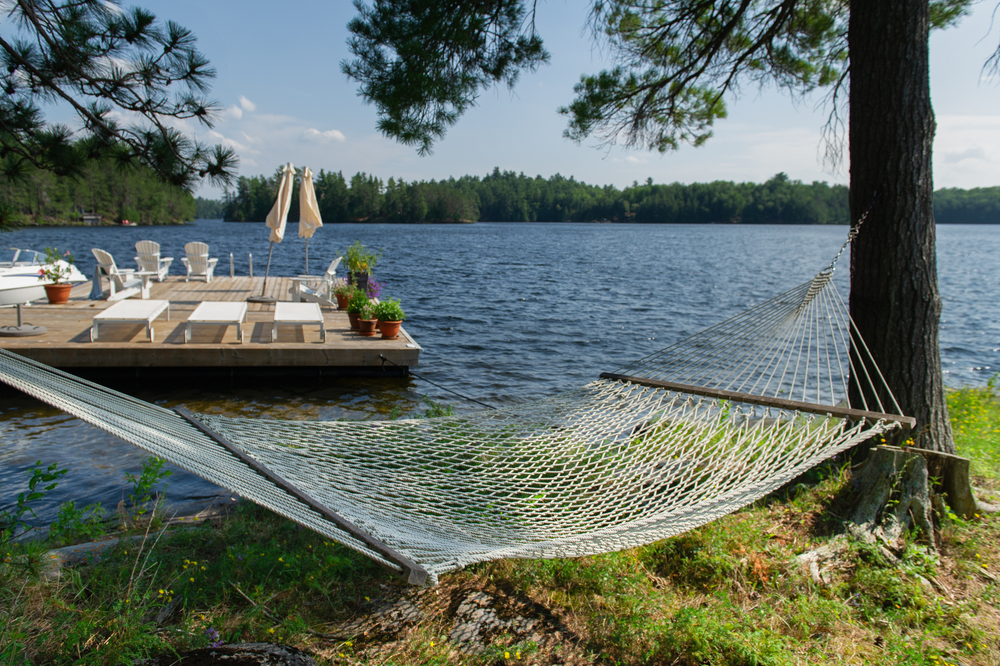 En Occitanie ! Camping 4* avec beaucoup de charme en bordure d'un magnifique lac.