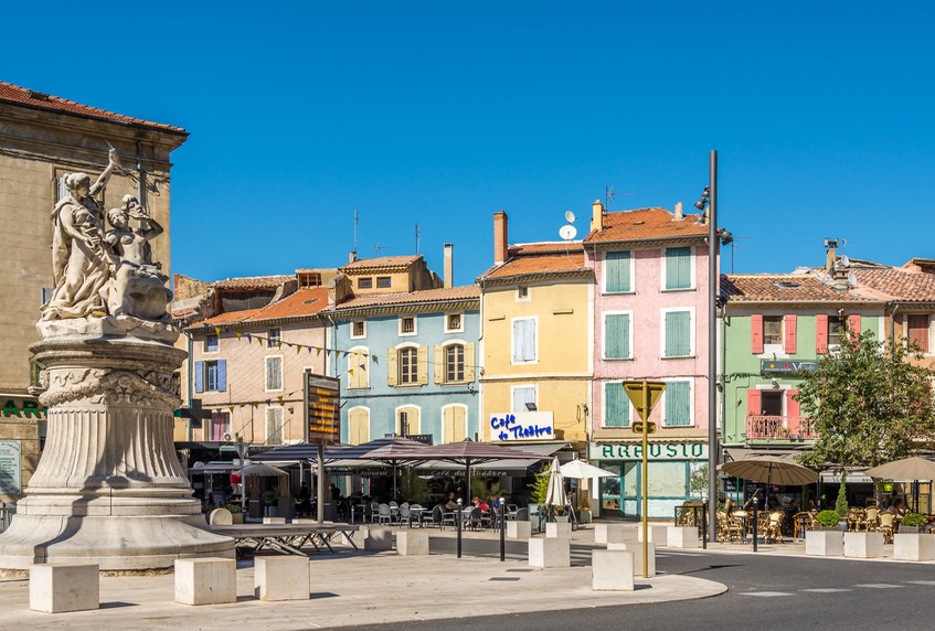 Hôtel-bureau au cœur d'une ville touristique de Provence.