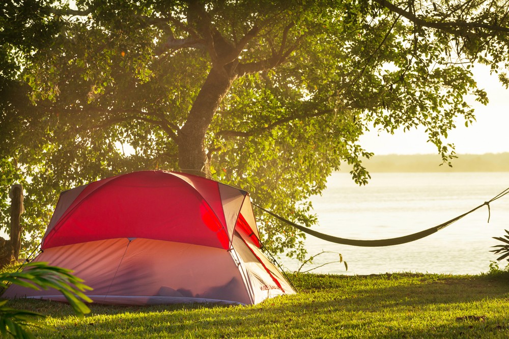 Camping à vendre en Dordogne, situé le long d'une rivière sur un axe touristique principal